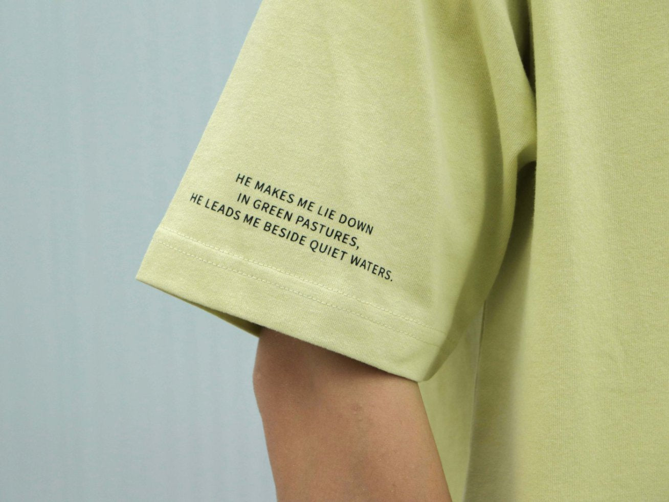 羊無缺 T-shirt|詩篇23:2・恩典穿戴|立體羊圖・精梳純棉・團契隊服・身份宣告