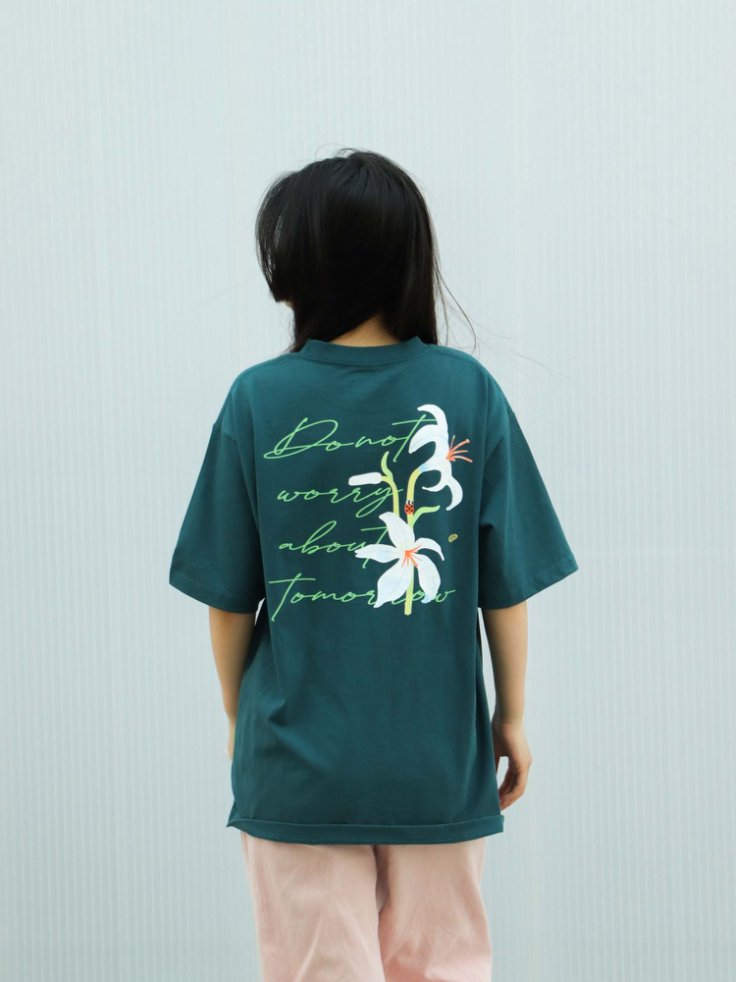 野地的花 T-shirt|馬太福音6:33・屬天供應|立體刺繡經文・先求祂國義・免憂穿搭・團服訂製
