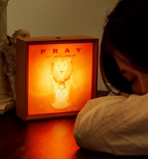 「在他毫無黑暗」治癒燈光畫|約翰福音8:12・生命之光|觸控調光・案頭裝飾・內室祈禱伙伴