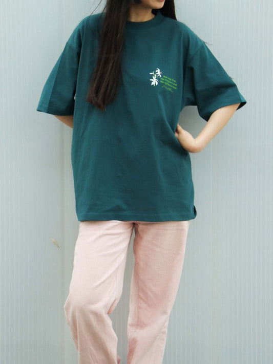 野地的花 T-shirt｜馬太福音6:33・屬天供應｜立體刺繡經文・先求祂國義・免憂穿搭・團服訂製
