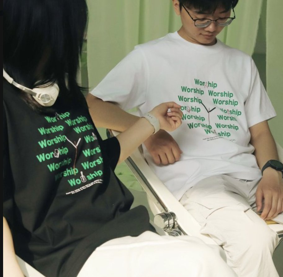 24h Worship時鐘刺繡TEE｜列王紀上 19:12・紛擾中安靜聆聽｜純棉・男女情侶款
