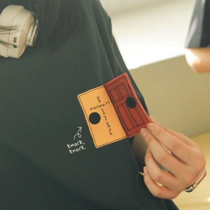 打開心門 文藝刺繡純棉TEE｜馬太福音 7：7・心門敞開｜重工刺繡・寬鬆純棉