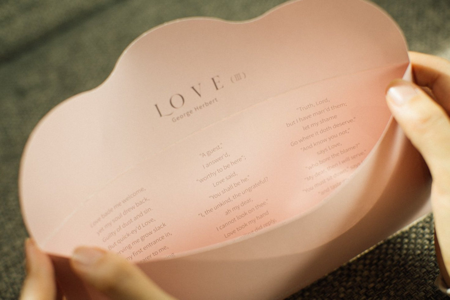 LOVESONG 裝飾絲巾｜約壹4:19・神先愛我們｜仿真絲・多系法