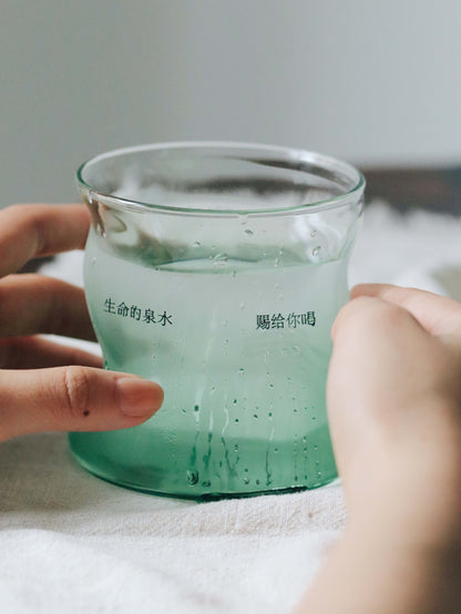 「白白」生命泉的水文字簡約玻璃杯｜啟示錄生命泉・屬靈提醒｜高硼硅玻璃・流線杯身・340ml｜香港基督徒日常/團契/受洗禮物