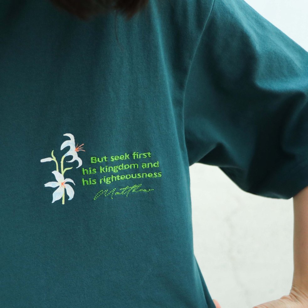 野地的花 T-shirt｜馬太福音6:33・屬天供應｜立體刺繡經文・先求祂國義・免憂穿搭・團服訂製