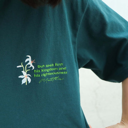 野地的花 T-shirt｜馬太福音6:33・屬天供應｜立體刺繡經文・先求祂國義・免憂穿搭・團服訂製