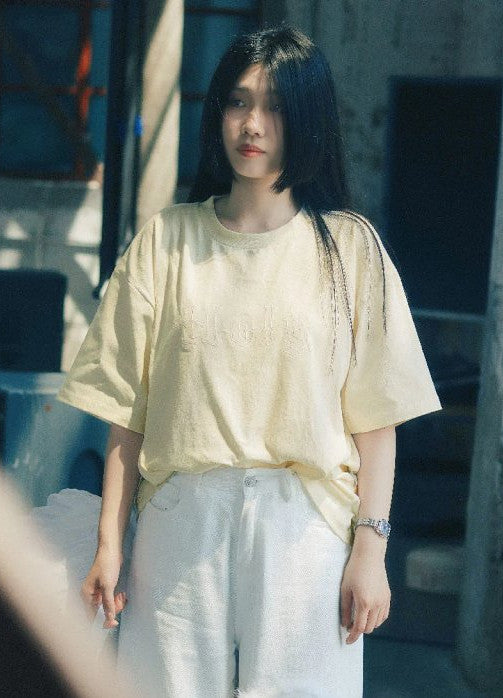 聖潔 HOLY 刺繡 Tee｜啟示錄「成了」・文藝復興重工刺繡｜哥特字體翅膀圖案・男女同碼・團契衫禮物