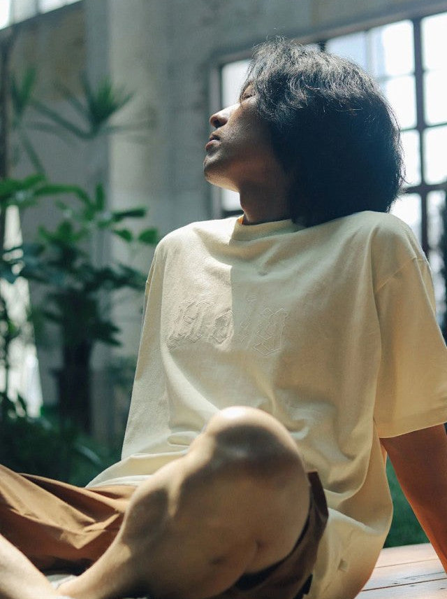 聖潔 HOLY 刺繡 Tee｜啟示錄「成了」・文藝復興重工刺繡｜哥特字體翅膀圖案・男女同碼・團契衫禮物