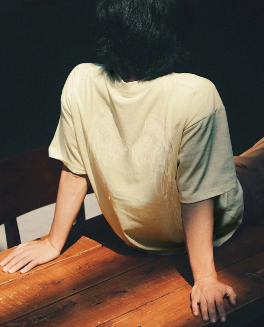 聖潔 HOLY 刺繡 Tee｜啟示錄「成了」・文藝復興重工刺繡｜哥特字體翅膀圖案・男女同碼・團契衫禮物