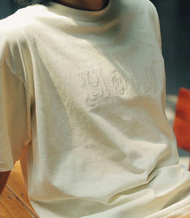 聖潔 HOLY 刺繡 Tee｜啟示錄「成了」・文藝復興重工刺繡｜哥特字體翅膀圖案・男女同碼・團契衫禮物