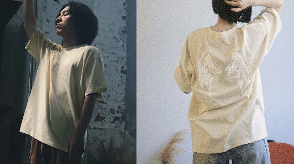 聖潔 HOLY 刺繡 Tee｜啟示錄「成了」・文藝復興重工刺繡｜哥特字體翅膀圖案・男女同碼・團契衫禮物