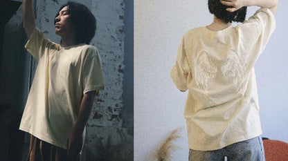 聖潔 HOLY 刺繡 Tee｜啟示錄「成了」・文藝復興重工刺繡｜哥特字體翅膀圖案・男女同碼・團契衫禮物