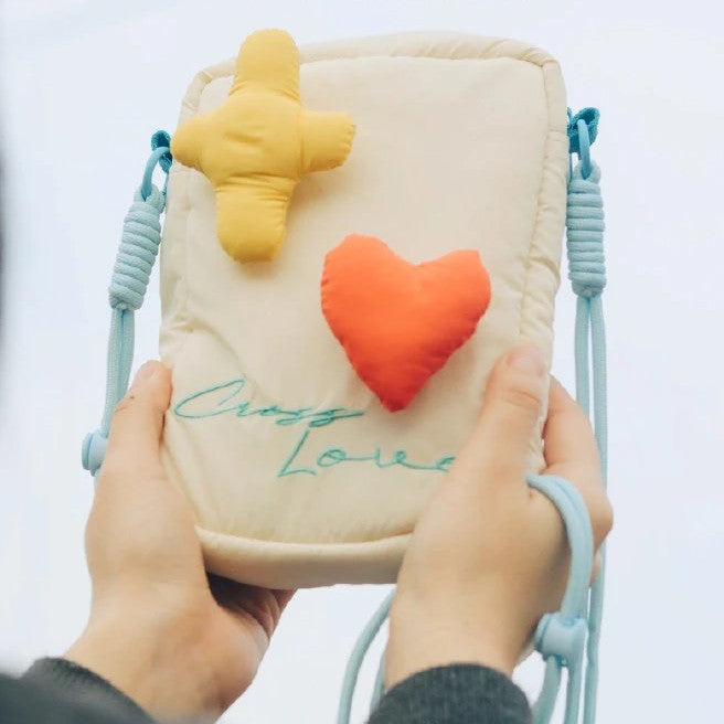 LACK NOTHING 不至缺乏｜十架愛立體手機包｜羅馬書8:38-39・防水斜孭袋・隨身信仰宣告・禮物套裝