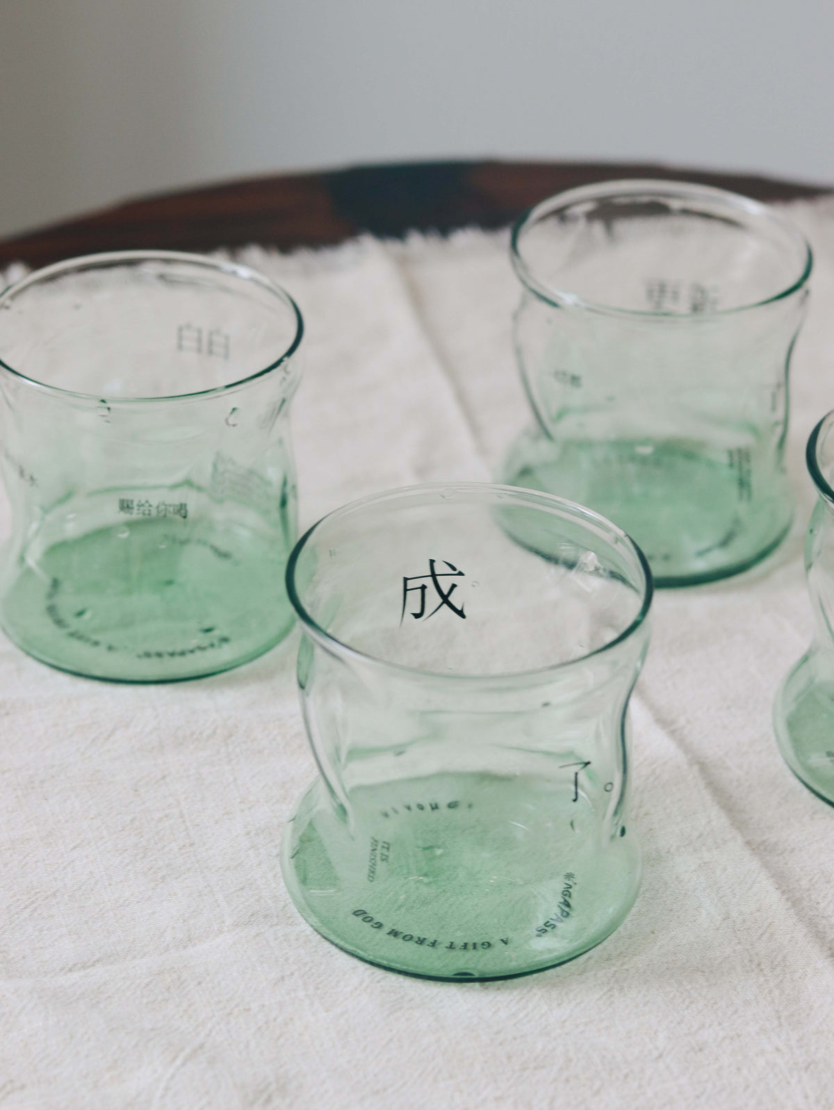 「白白」生命泉的水文字簡約玻璃杯｜啟示錄生命泉・屬靈提醒｜高硼硅玻璃・流線杯身・340ml｜香港基督徒日常/團契/受洗禮物