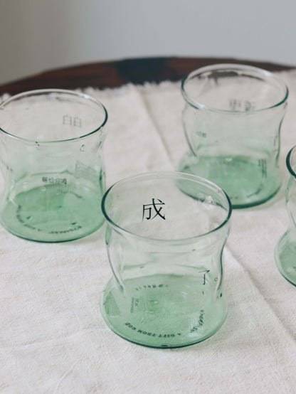「白白」生命泉的水文字簡約玻璃杯｜啟示錄生命泉・屬靈提醒｜高硼硅玻璃・流線杯身・340ml｜香港基督徒日常/團契/受洗禮物