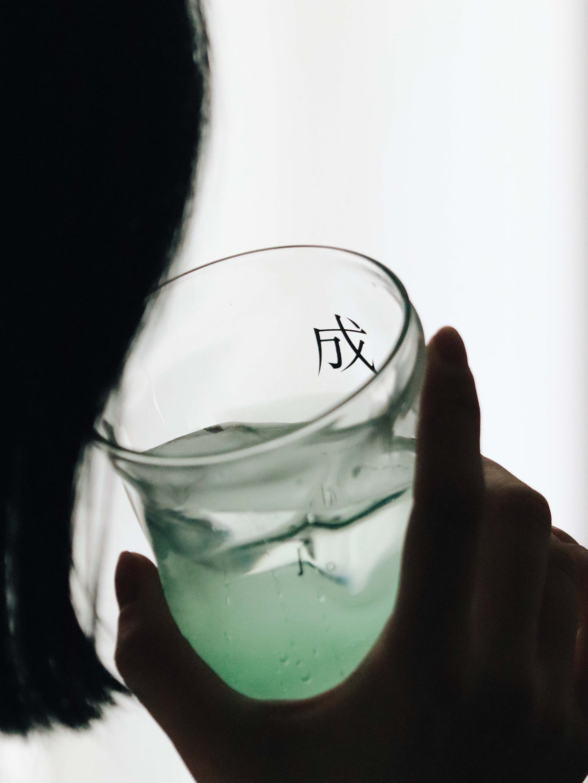 「白白」生命泉的水文字簡約玻璃杯｜啟示錄生命泉・屬靈提醒｜高硼硅玻璃・流線杯身・340ml｜香港基督徒日常/團契/受洗禮物