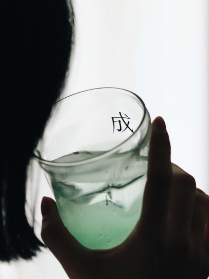 「白白」生命泉的水文字簡約玻璃杯｜啟示錄生命泉・屬靈提醒｜高硼硅玻璃・流線杯身・340ml｜香港基督徒日常/團契/受洗禮物