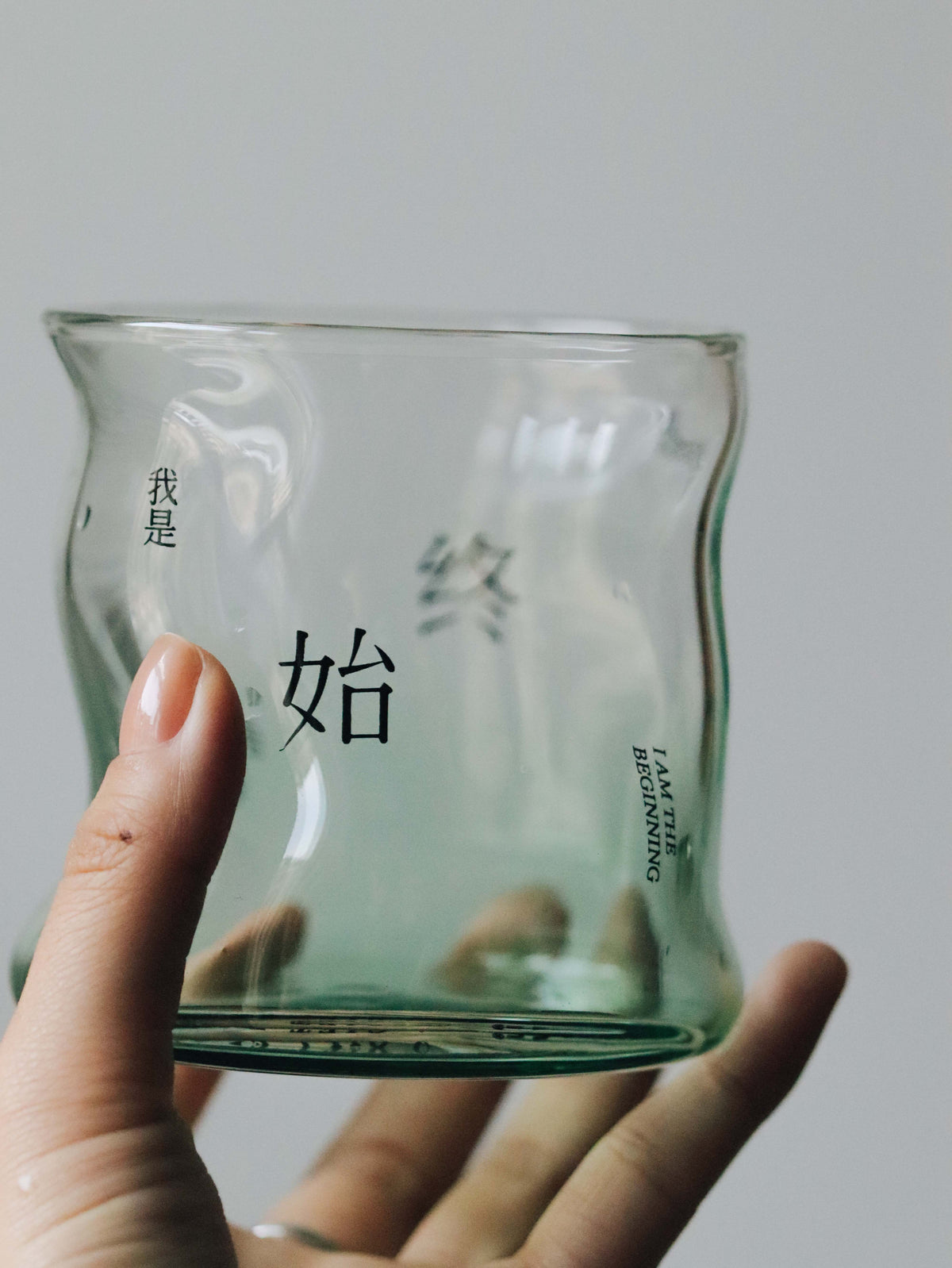 「白白」生命泉的水文字簡約玻璃杯｜啟示錄生命泉・屬靈提醒｜高硼硅玻璃・流線杯身・340ml｜香港基督徒日常/團契/受洗禮物