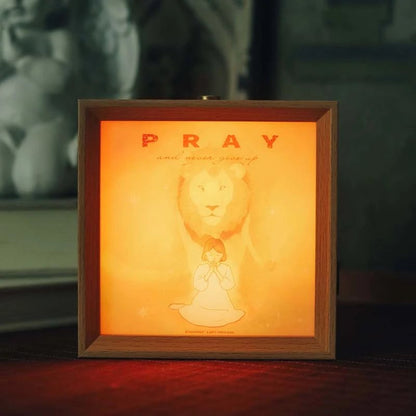 「在他毫無黑暗」治癒燈光畫｜約翰福音8:12・生命之光｜觸控調光・案頭裝飾・內室祈禱伙伴