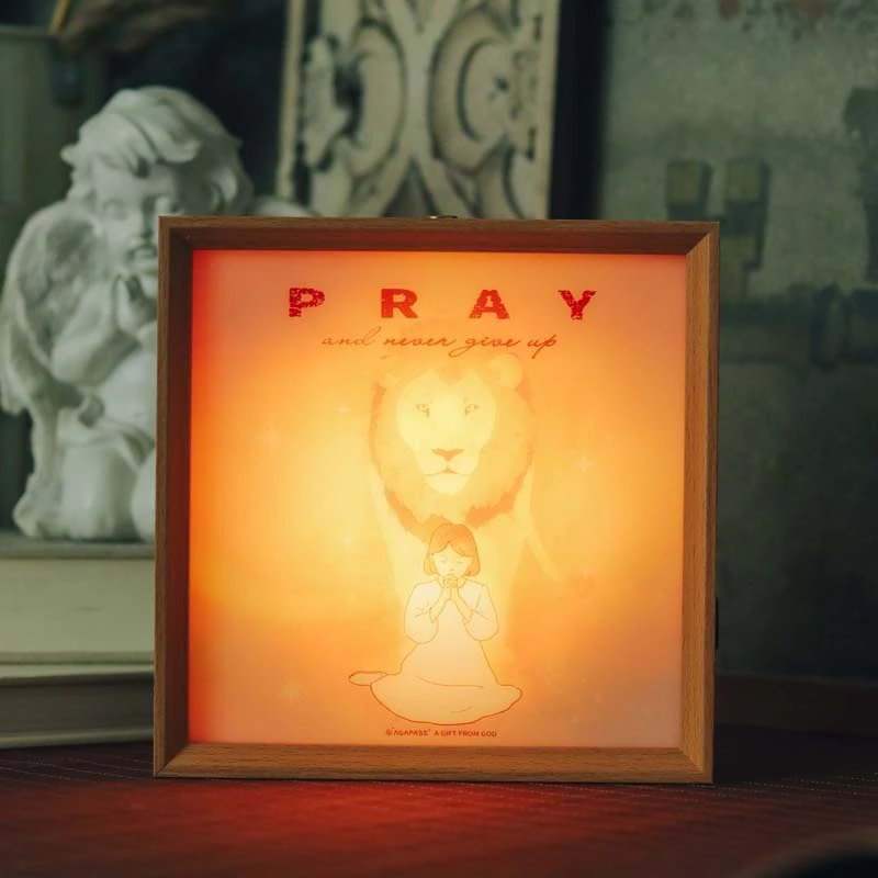 「在他毫無黑暗」治癒燈光畫｜約翰福音8:12・生命之光｜觸控調光・案頭裝飾・內室祈禱伙伴