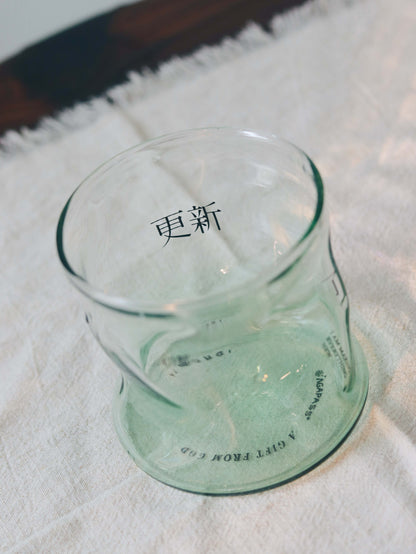 「白白」生命泉的水文字簡約玻璃杯｜啟示錄生命泉・屬靈提醒｜高硼硅玻璃・流線杯身・340ml｜香港基督徒日常/團契/受洗禮物