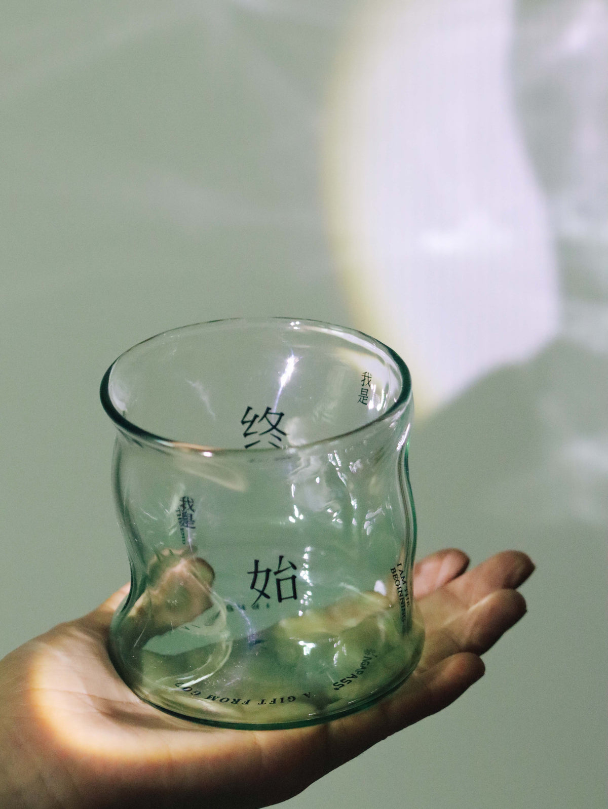「白白」生命泉的水文字簡約玻璃杯｜啟示錄生命泉・屬靈提醒｜高硼硅玻璃・流線杯身・340ml｜香港基督徒日常/團契/受洗禮物
