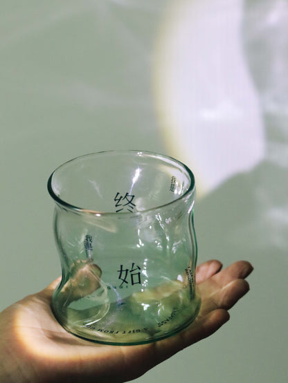 「白白」生命泉的水文字簡約玻璃杯｜啟示錄生命泉・屬靈提醒｜高硼硅玻璃・流線杯身・340ml｜香港基督徒日常/團契/受洗禮物